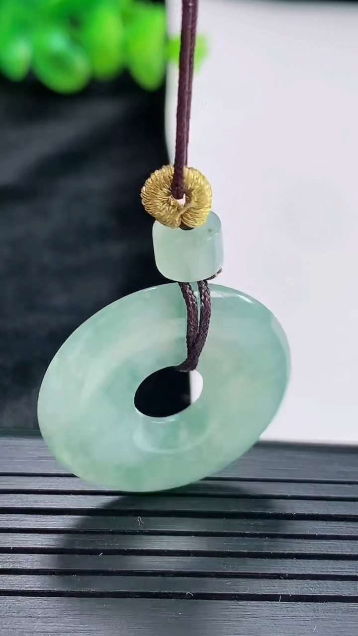 天然A货翡翠飘花平安环吊坠尺寸26-4重量:6.04g
4月17日