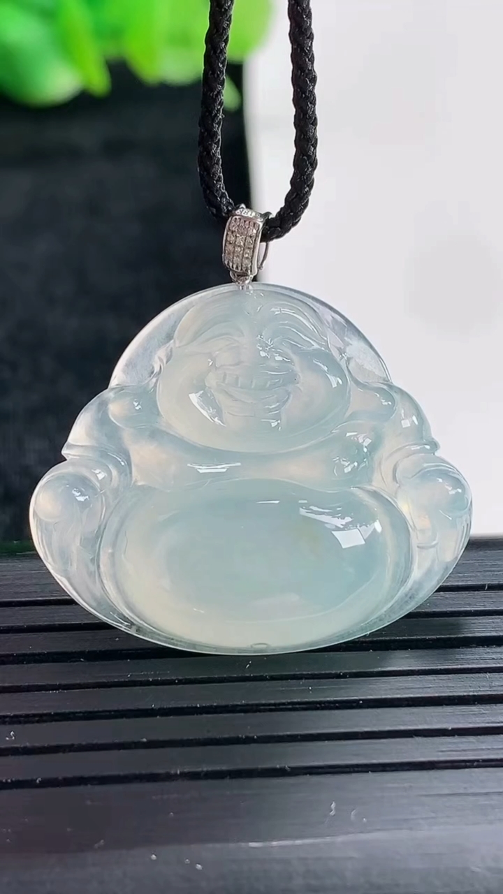 天然A货翡翠佛公吊坠尺寸26.5-30-5.5重量:6.33g
4月17日