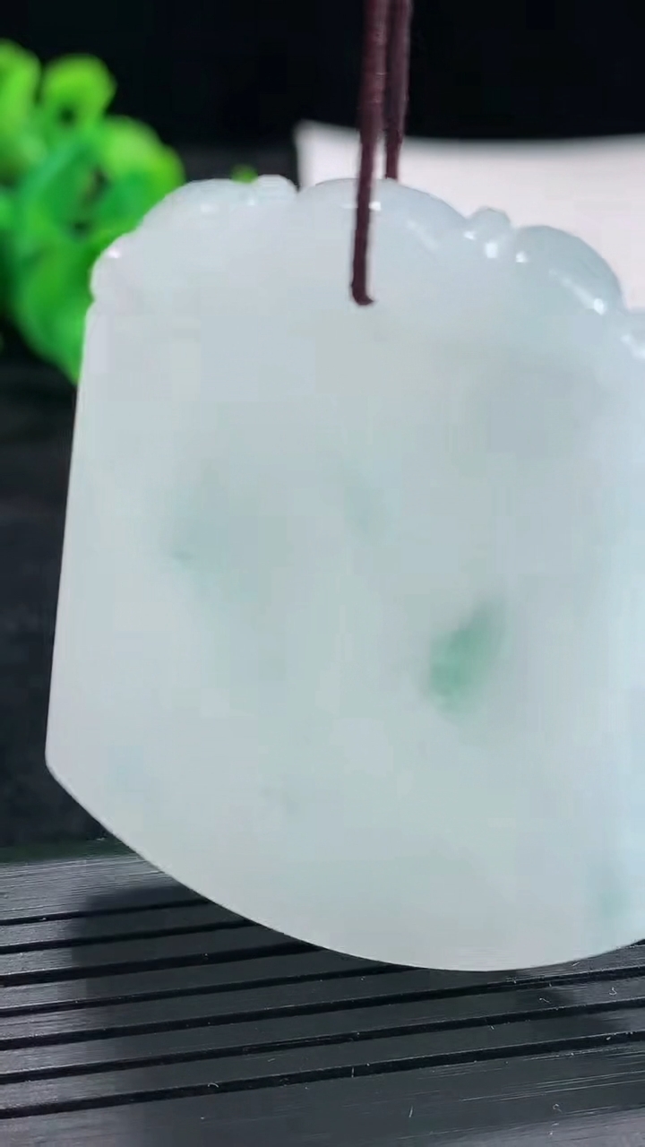 天然A货翡翠飘花仿古龙牌吊坠尺寸53-42.5-5.5重量:30.82g
4月17日