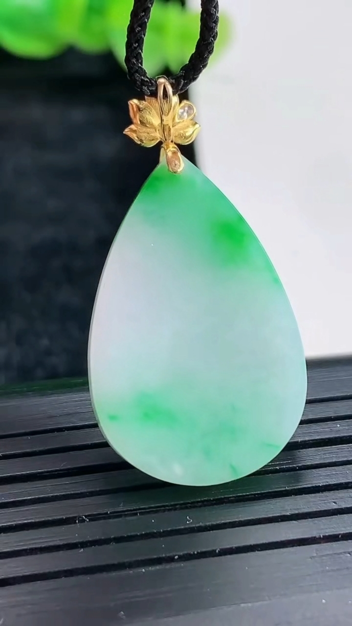 天然A货翡翠水滴吊坠尺寸28-18-3.8重量:4.63g
4月17日