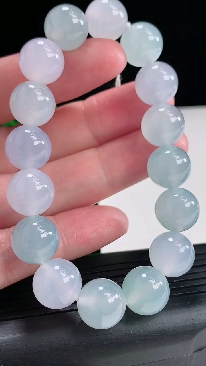 天然A货翡翠圆珠手串尺寸12.5-16颗重量:53.42g4月17日
工厂直销收藏佳品,种好水足，色泽均匀，有种有色，上手高大气！