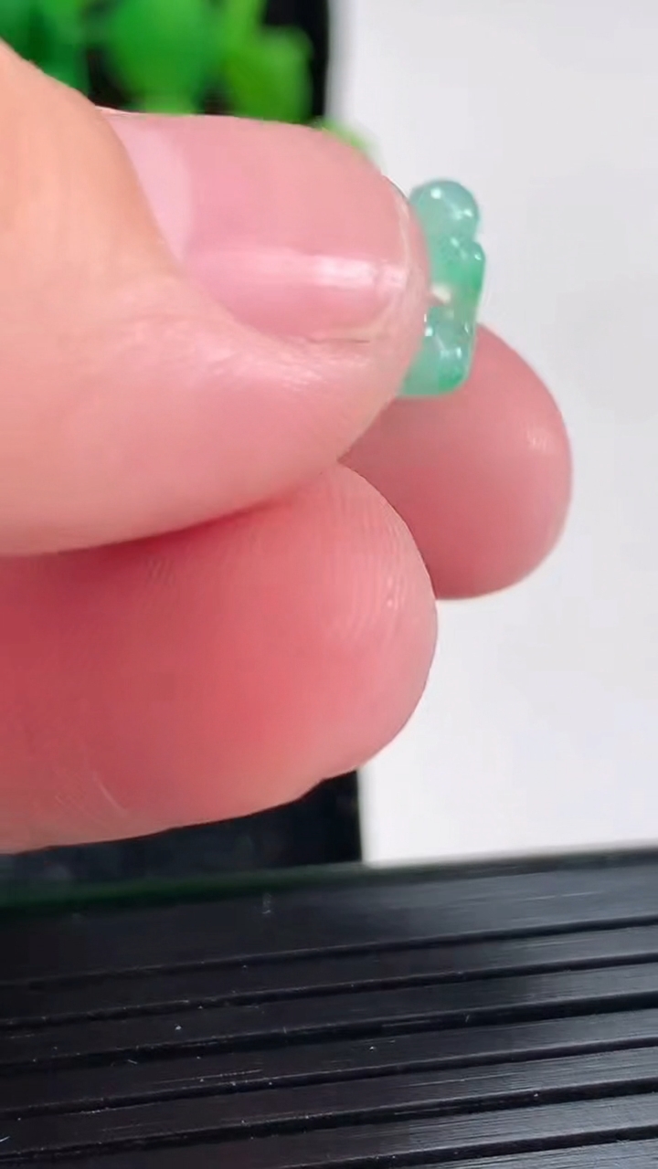 天然A货翡翠葫芦吊坠尺寸30.5-12.5-8重量:4.71g
4月17日