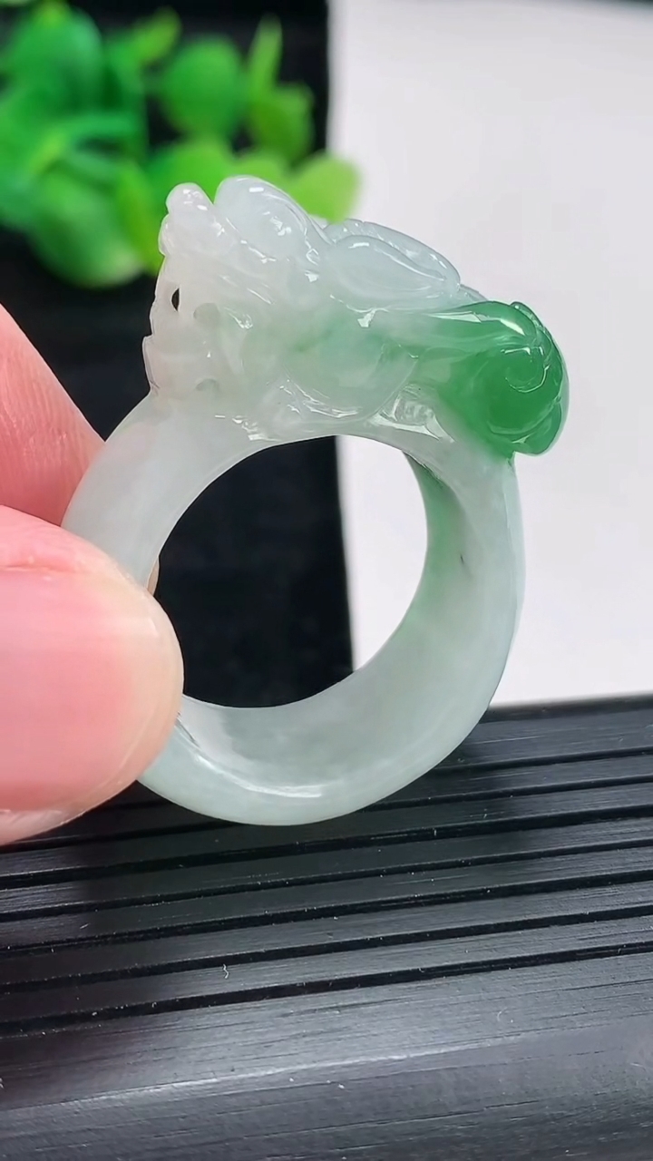 天然A货翡翠貔貅玉戒指扳指尺寸21-13-15重量:16.40g2026年4月17日
工厂直销收藏佳品,种好水足，色泽均匀，有种有色，上手高大气！