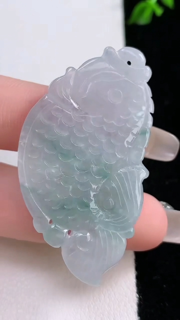 天然A货翡翠飘花年年有余吊坠，尺寸49.8-27.7-5，重:12.53g
4月17日