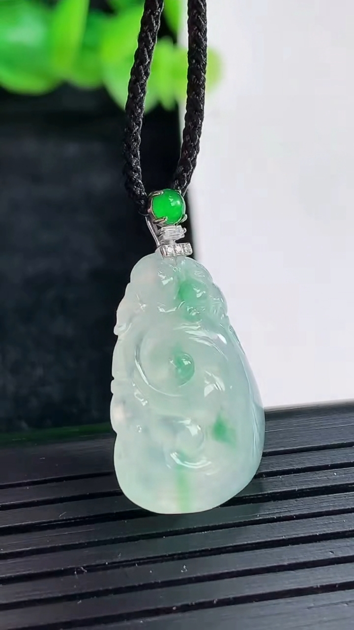 天然A货翡翠18k金飘花如意吊坠尺寸21-15.5-6重量:3.84g
4月17日