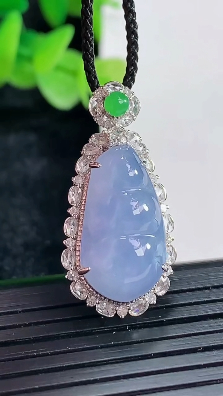 天然A货翡翠种紫罗兰福豆吊坠尺寸30-14-11，裸石19-11重量:4.57g
4月17日