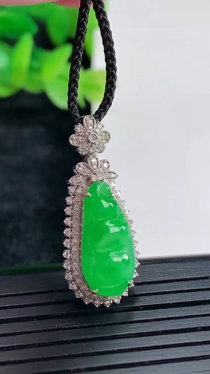 天然A货翡翠福豆吊坠尺寸29.5-12.5-8，裸石18-8重量:3.24g
4月17日