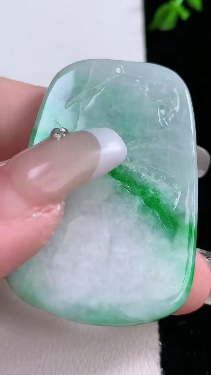 天然A货翡翠山水牌吊坠，尺寸47.5-31-9.2，重:27.44g
4月17日