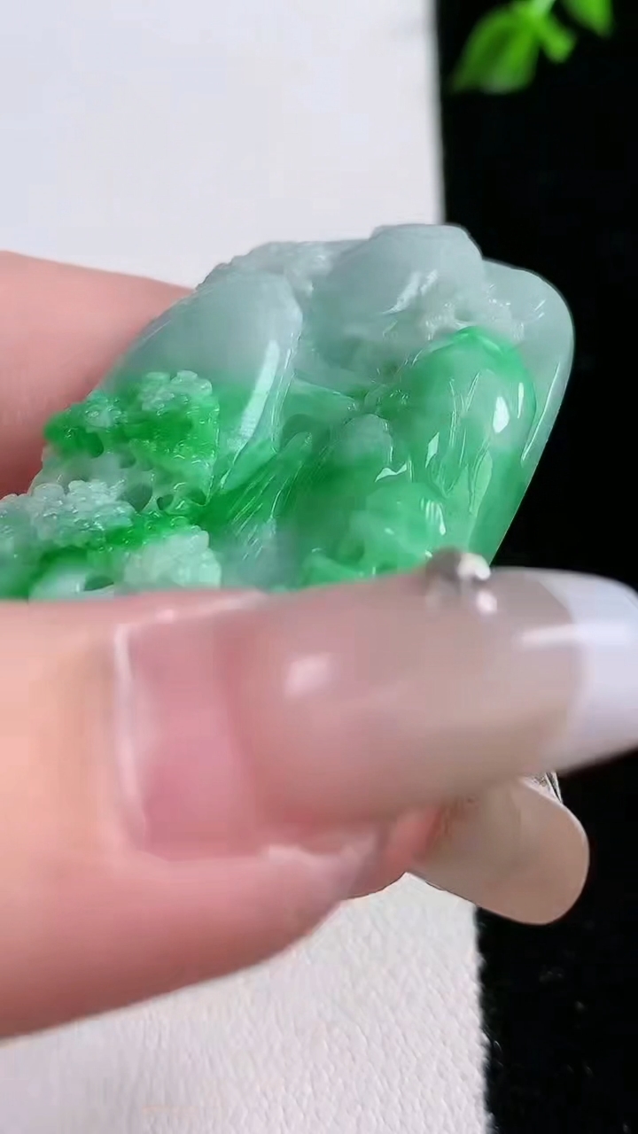 天然A货翡翠山水牌吊坠，尺寸47.5-31-9.2，重:27.44g
4月17日