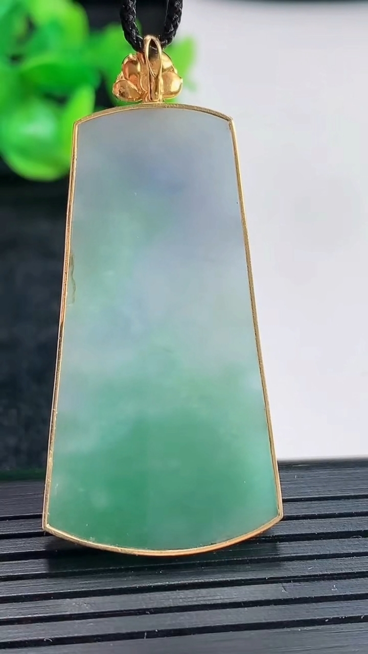 天然A货翡翠无事牌吊坠尺寸51-23-4，裸石43-23重量:10.43g
4月17日
