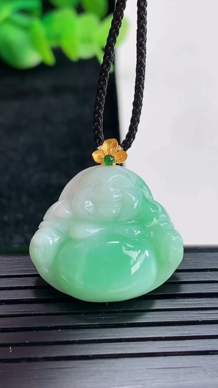 天然A货翡翠佛公吊坠尺寸21-24-6.6重量:5.89g
4月17日