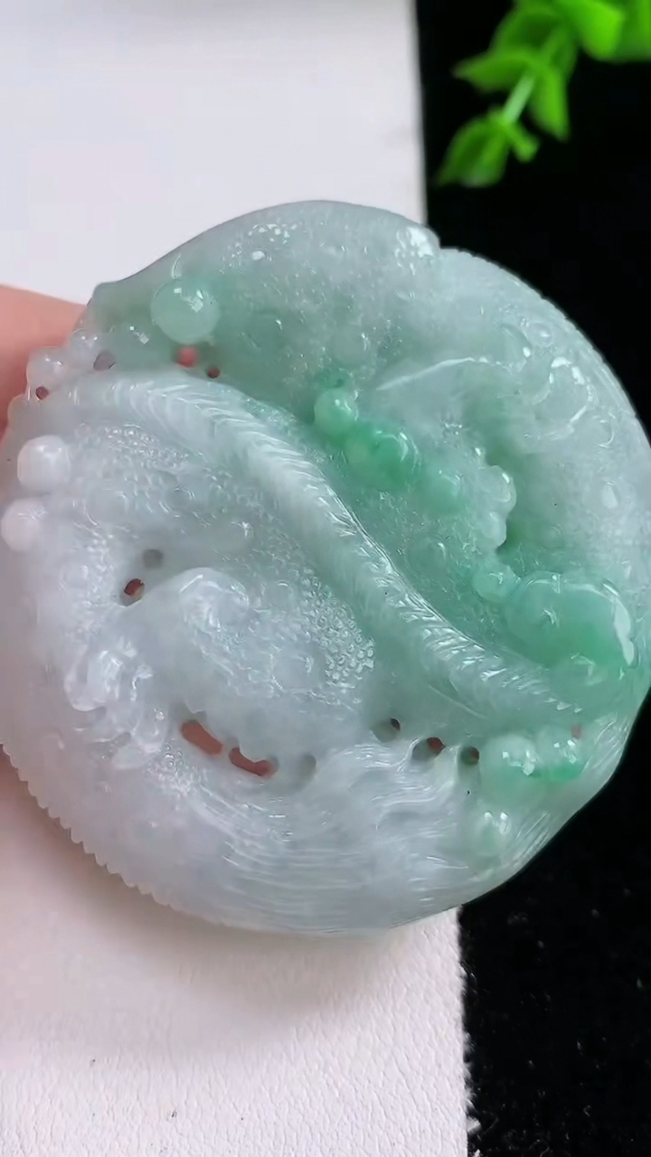 天然A货翡翠龙牌吊坠，尺寸55.1-13.2，重:61.15g
4月17日