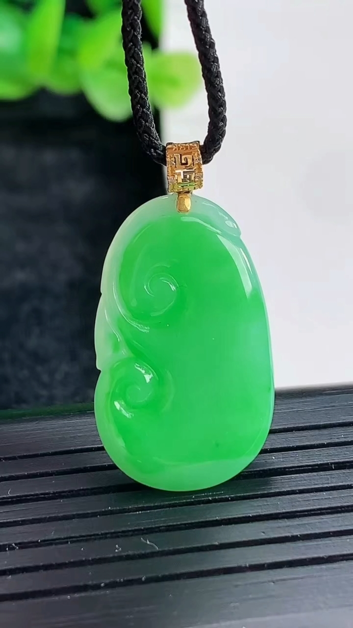 天然A货翡翠如意吊坠尺寸26-16-4重量:3.51g
4月17日