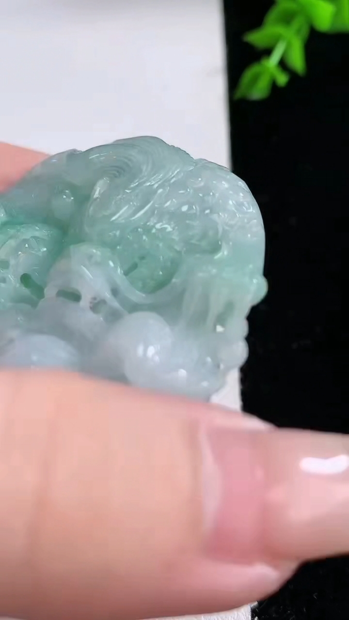 天然A货翡翠龙牌吊坠，尺寸55.1-13.2，重:61.15g
4月17日