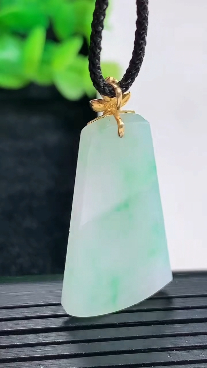 天然A货翡翠无事牌吊坠尺寸32-18-2.6重量:4.41g
4月17日