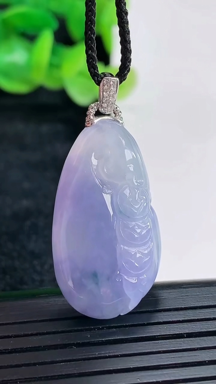 天然A货翡翠18k金紫罗兰飘花福袋吊坠尺寸29-17-8重量:7.46g
4月17日