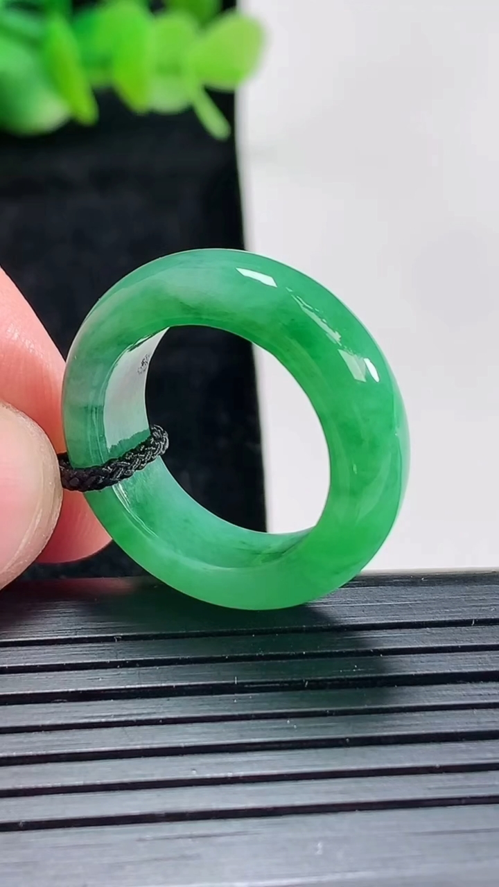 天然A货翡翠玉指环戒指尺寸17.2-6.6-4.2重量:5.39g2026年4月17日
工厂直销收藏