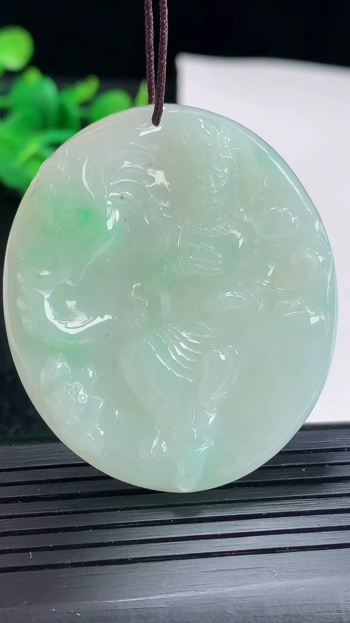 天然A货翡翠普贤菩萨吊坠尺寸48-41.5-5.8重量:22.80g
4月17日