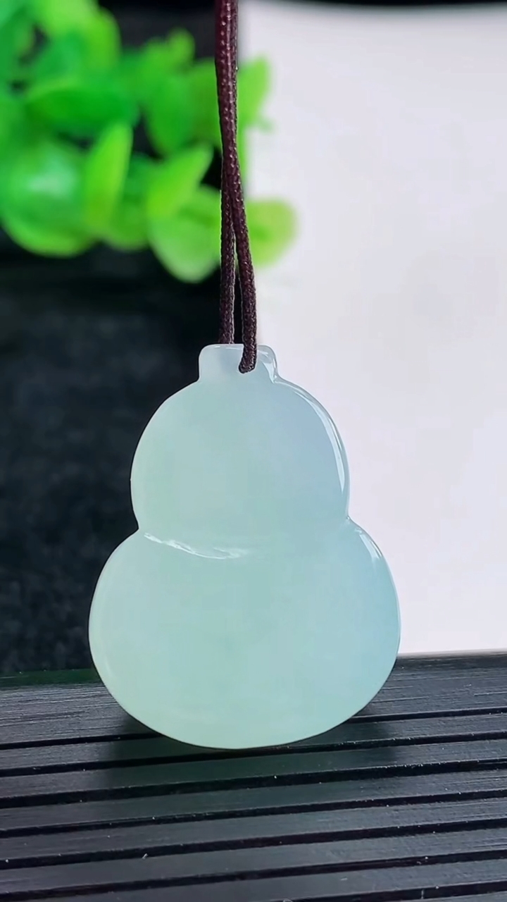 天然A货翡翠葫芦吊坠尺寸28-22-10.6重量:10.96g
4月17日