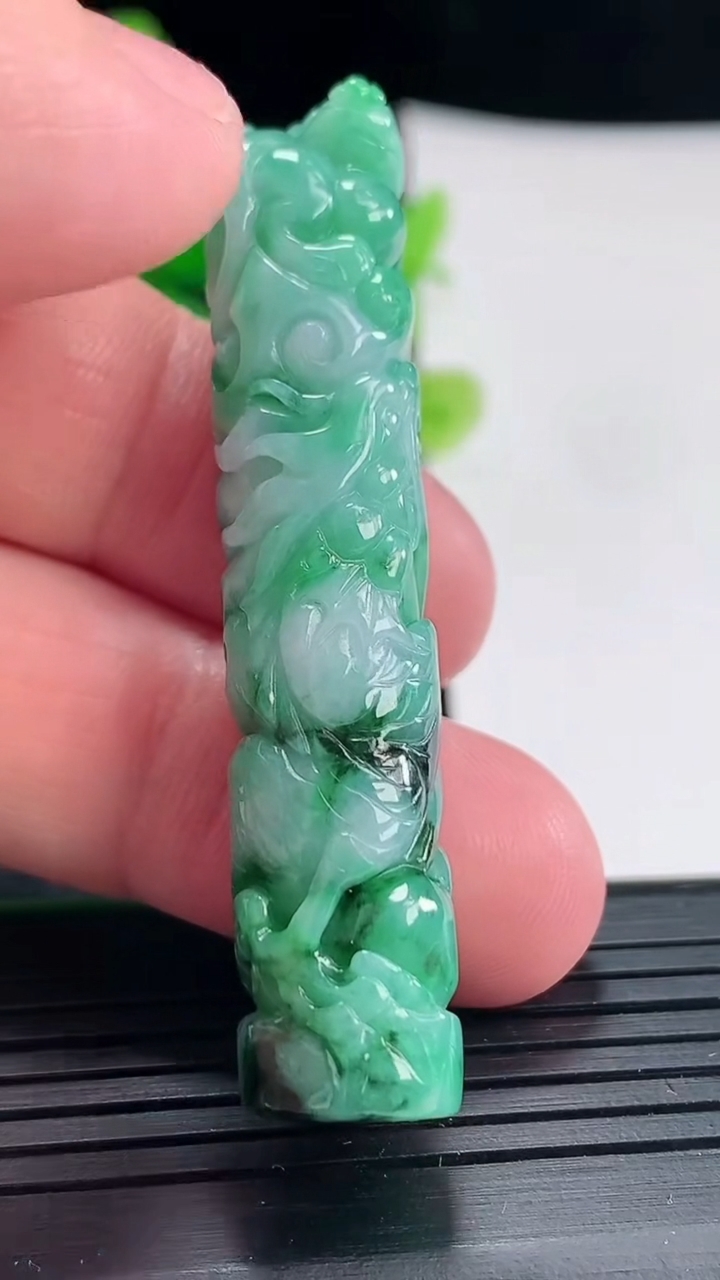 天然A货翡翠貔貅印章吊坠尺寸56.6-12.5重量:19.18g
4月17日