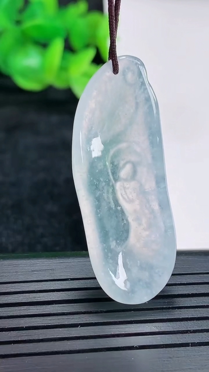 天然A货翡翠悟道吊坠尺寸42.5-25.5-6.2重量:7.73g
4月17日