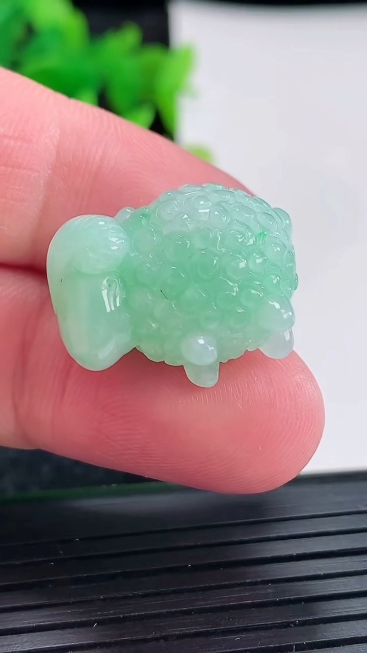 天然A货翡翠生肖羊吊坠尺寸21.6-17.6-13重量:8.11g
4月17日