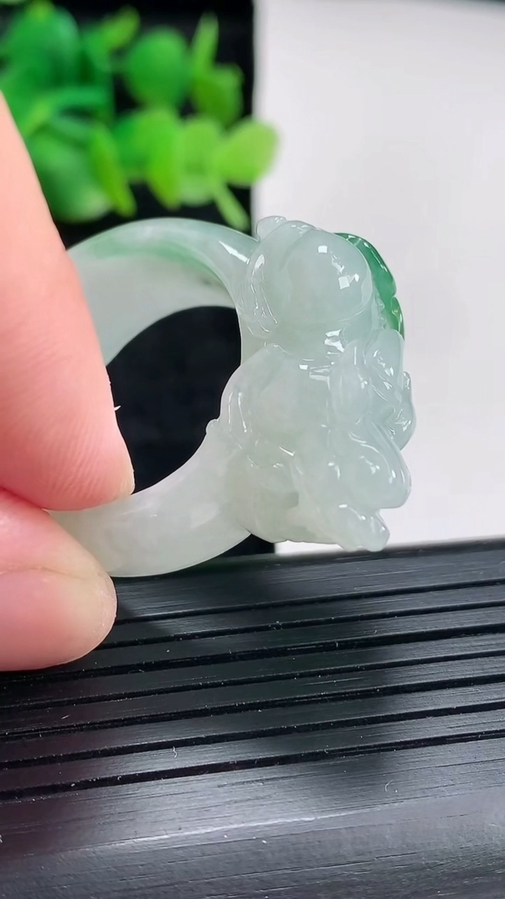 天然A货翡翠貔貅玉戒指扳指尺寸21-13-15重量:16.40g2026年4月17日
工厂直销收藏佳品,种好水足，色泽均匀，有种有色，上手高大气！