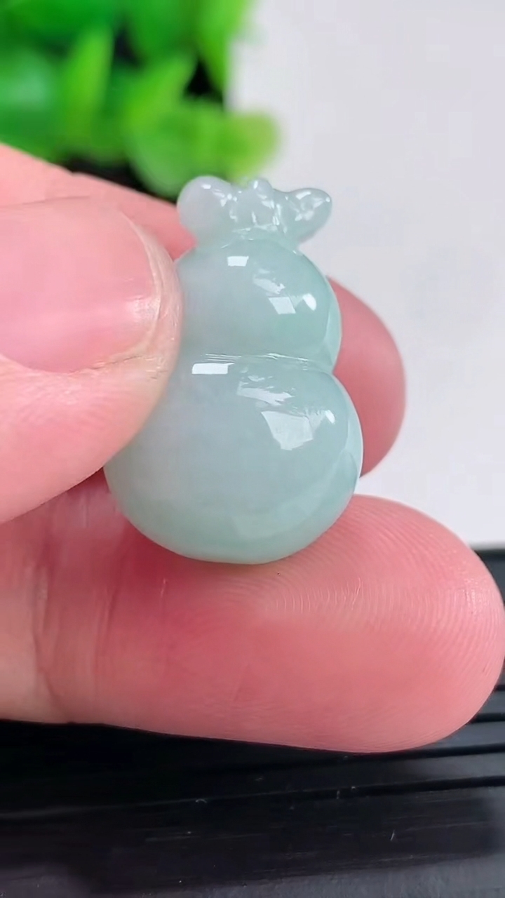 天然A货翡翠葫芦吊坠尺寸23-15-12.8重量:6.96g
4月17日