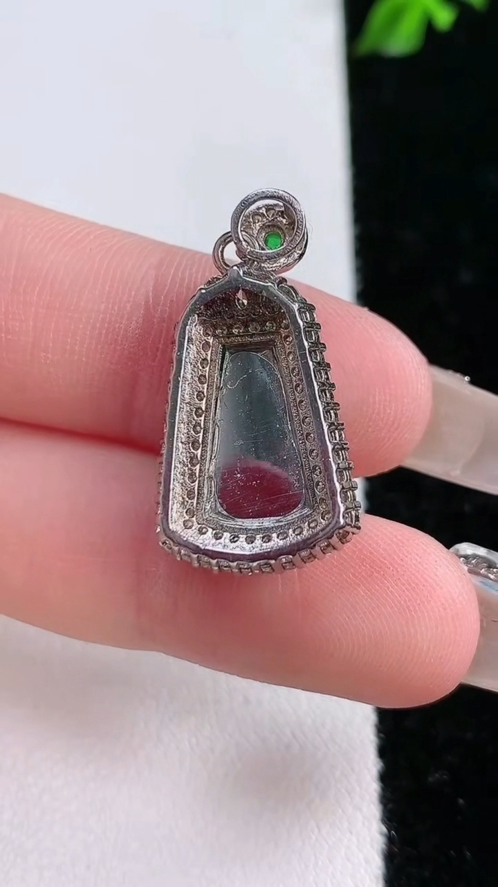 天然A货翡翠无事牌吊坠，尺寸21.5-14.5-7.5，重:3.08g
4月17日