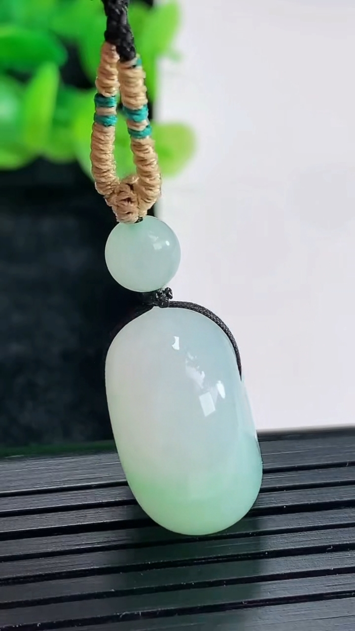 天然A货翡翠路路通吊坠尺寸21-11.8重量:12.09g
4月17日