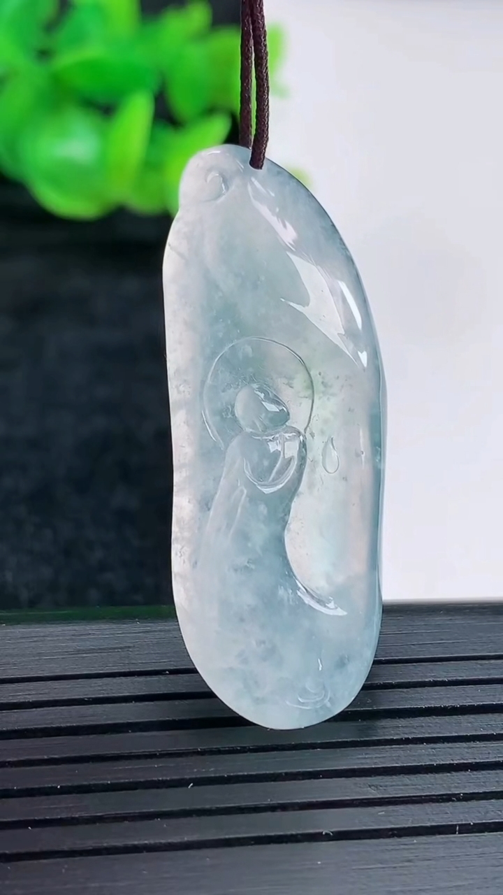 天然A货翡翠悟道吊坠尺寸42.5-25.5-6.2重量:7.73g
4月17日