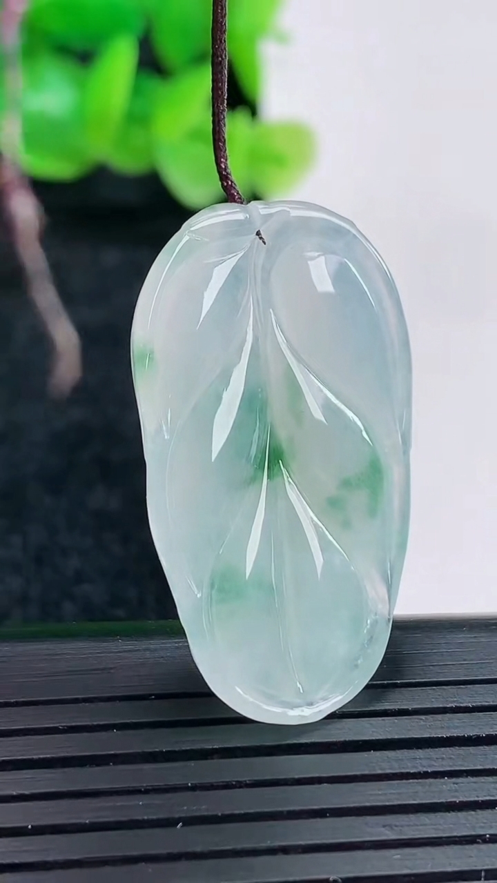 天然A货翡翠飘花金枝玉叶 叶子吊坠尺寸34-20-5重量:6.42g
4月17日