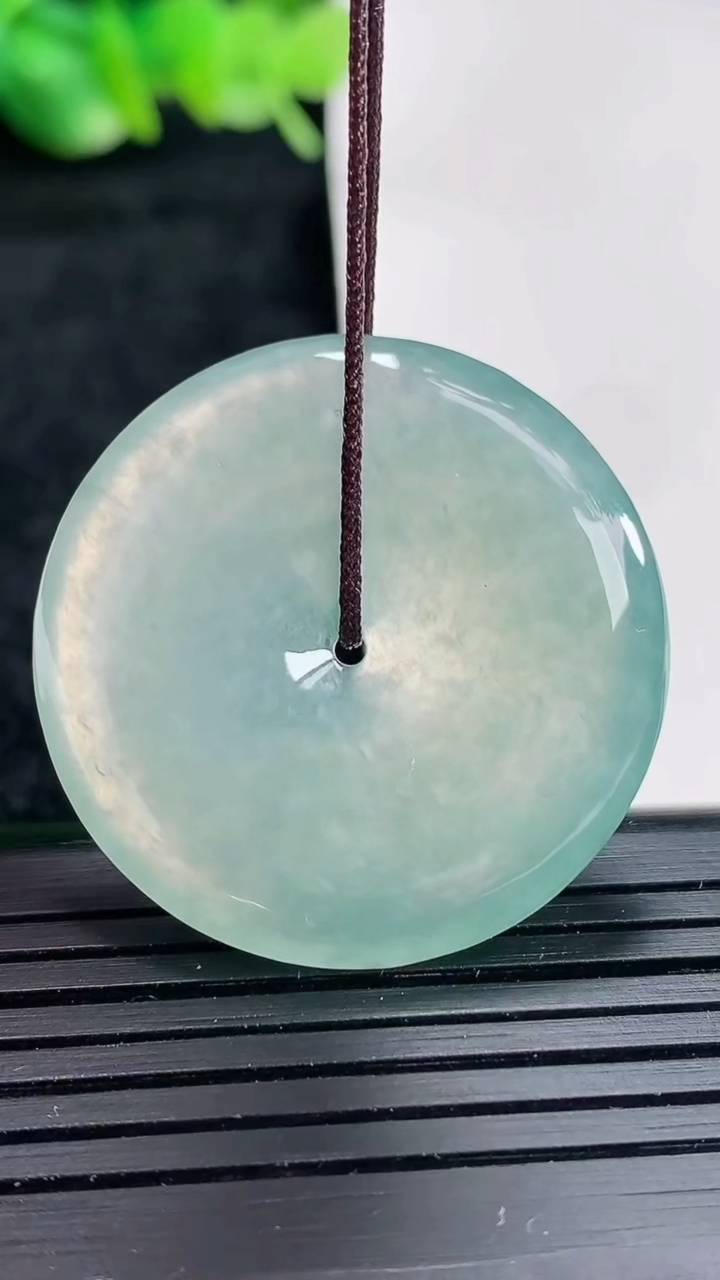 天然A货翡翠飘花平安扣吊坠尺寸32-5.2重量:11.38g
4月17日