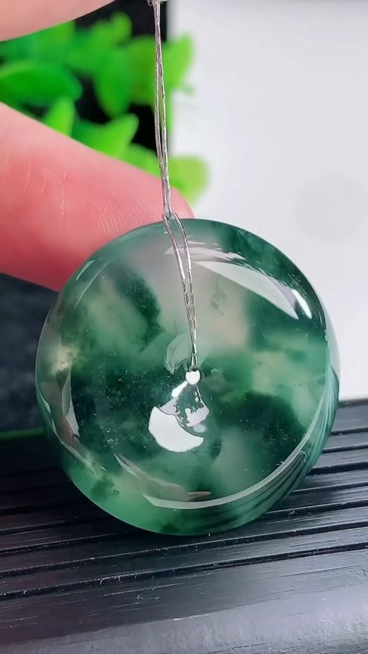 天然A货翡翠种飘花平安扣吊坠尺寸30.5-6.5重量:12.25g
4月17日