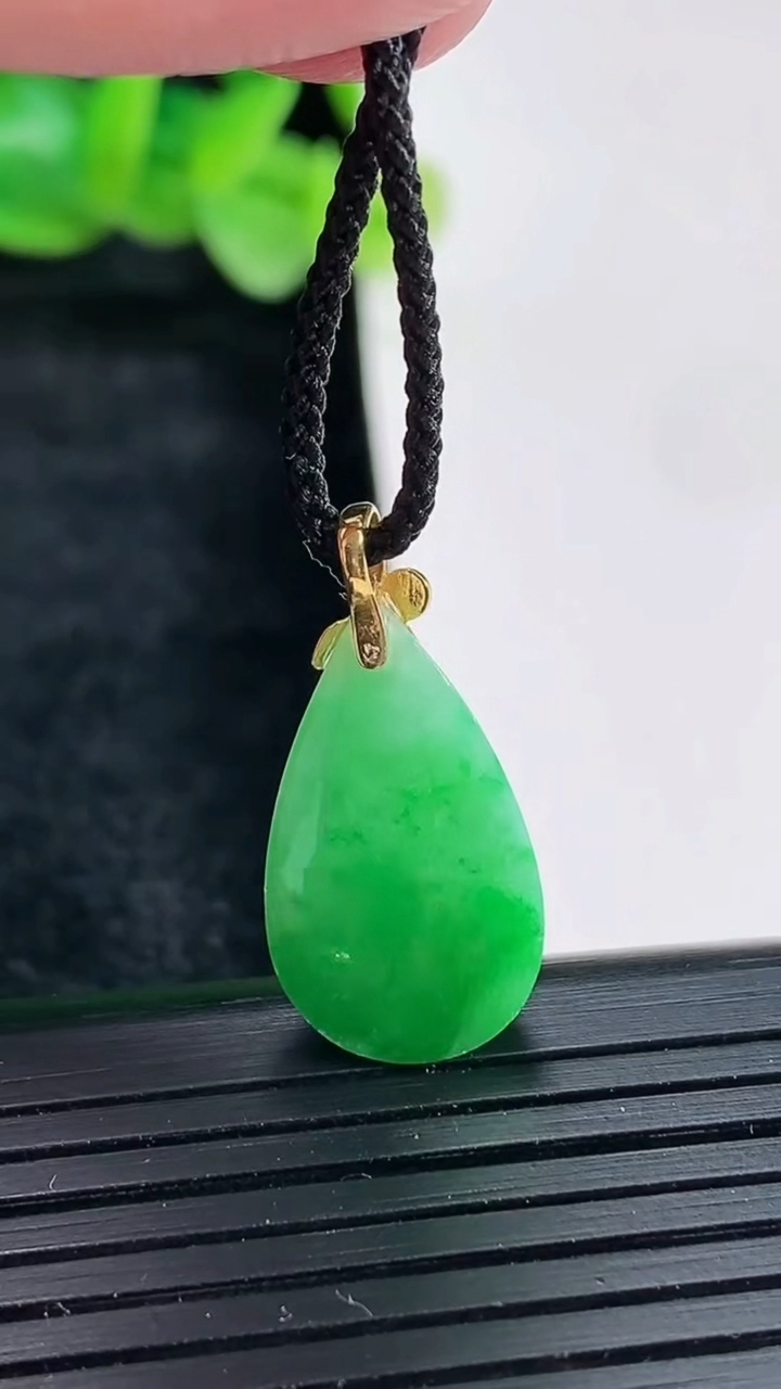天然A货翡翠水滴吊坠尺寸16.5-11.6-7重量:2.67g
4月17日