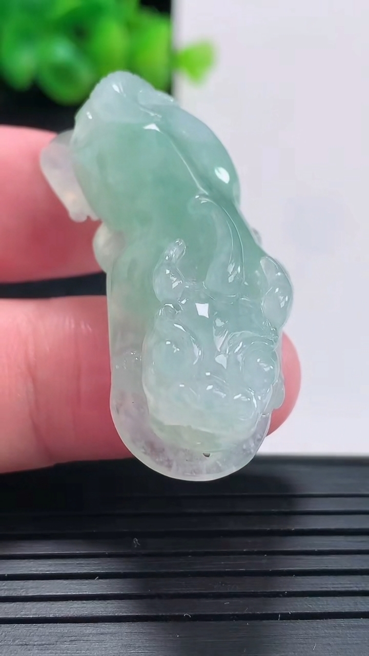 天然A货翡翠貔貅吊坠尺寸41-17.5-14重量:18.43g
4月17日