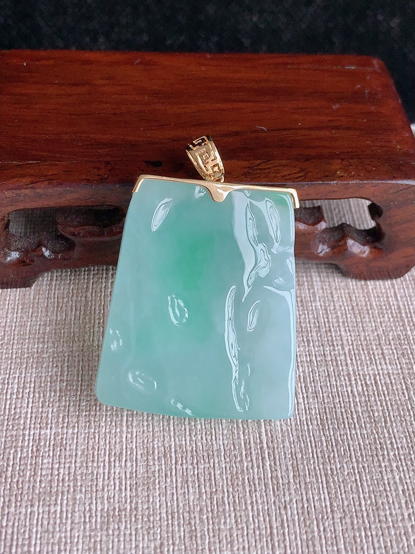 天然A货翡翠18K金镶嵌飘绿随形吊坠  
尺寸37.7-31.4-7mm 重量22.93g 0415