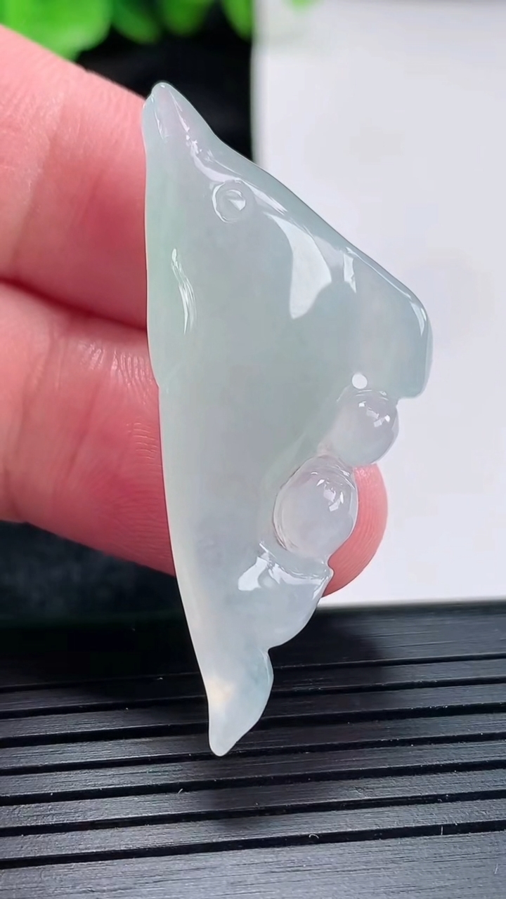 天然A货翡翠年年有余吊坠尺寸46.5-21-8.5重量:9.10g
4月17日