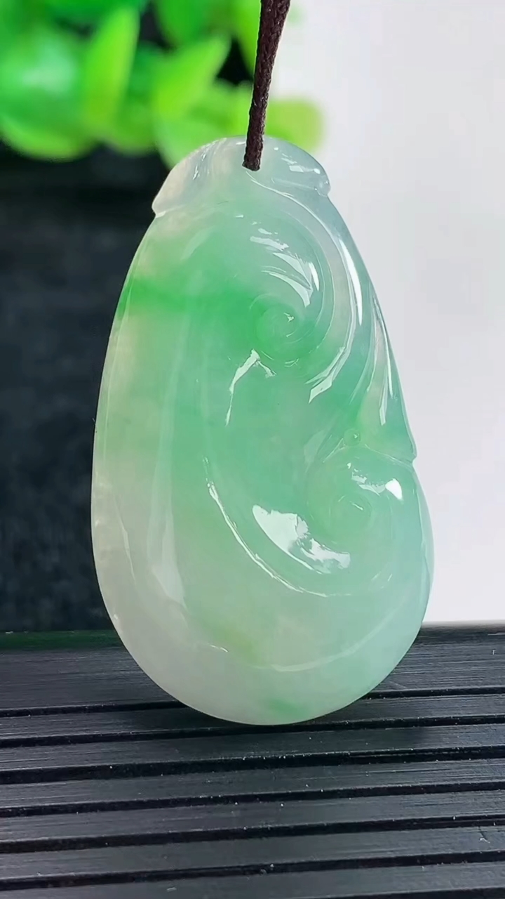 天然A货翡翠如意吊坠尺寸36.6-21-6重量:8.54g
4月17日