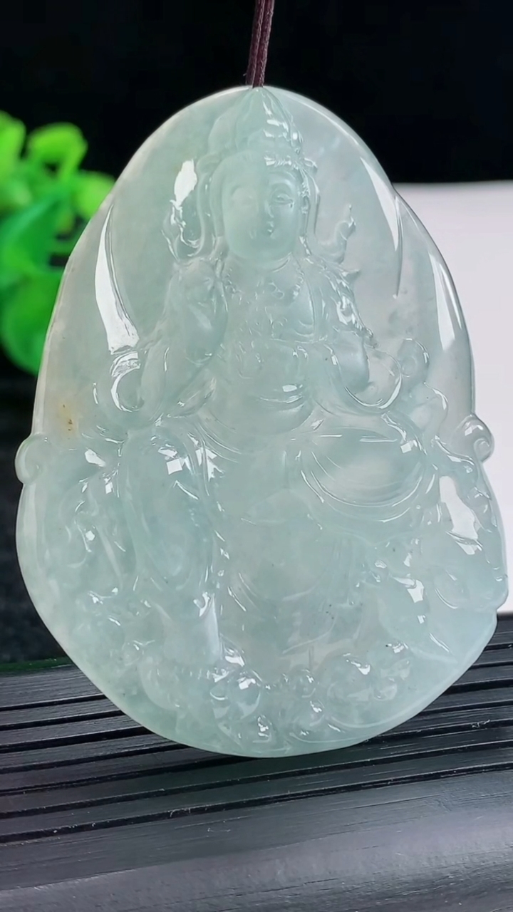 天然A货翡翠观音菩萨吊坠尺寸62-45.6-6.2重量:37.79g
4月17日