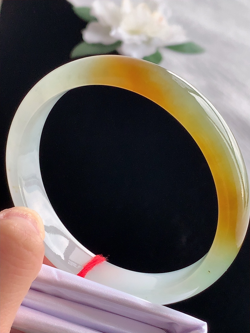 天然A货翡翠飘黄翡正装正圈手镯62-63大圈口 
尺寸62.5-13-7mm 0416