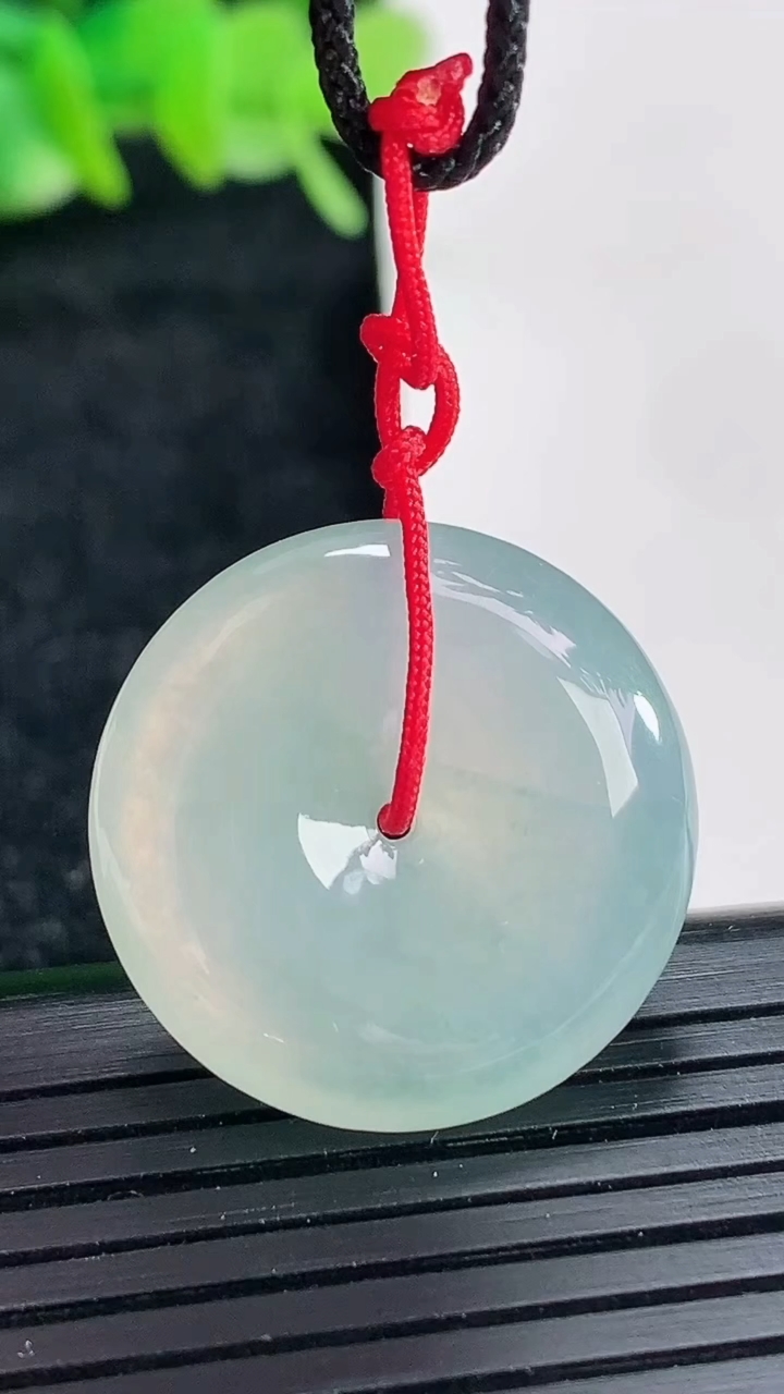 天然A货翡翠飘花平安扣吊坠尺寸23.6-6重量:6.80g
4月17日