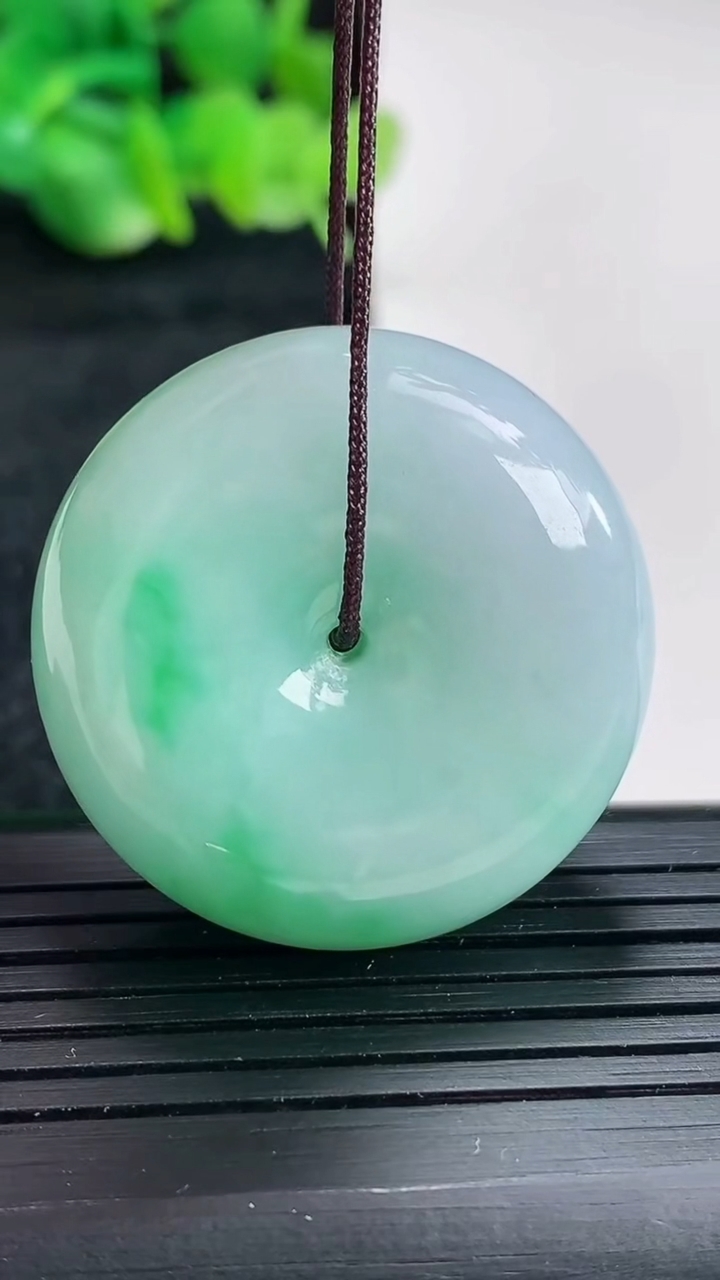 天然A货翡翠平安扣吊坠尺寸33-12.5重量:29.43g
4月17日