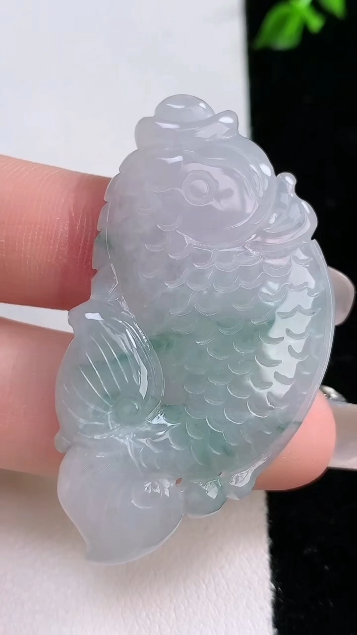 天然A货翡翠飘花年年有余吊坠，尺寸49.8-27.7-5，重:12.53g
4月17日