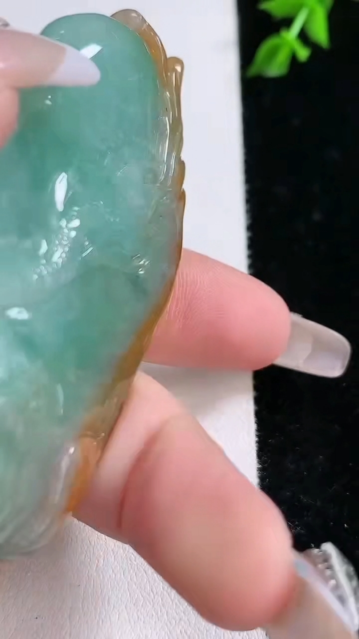 天然A货翡翠双彩龙牌吊坠，尺寸74.2-39.6-15.8，重:75.66g
4月17日