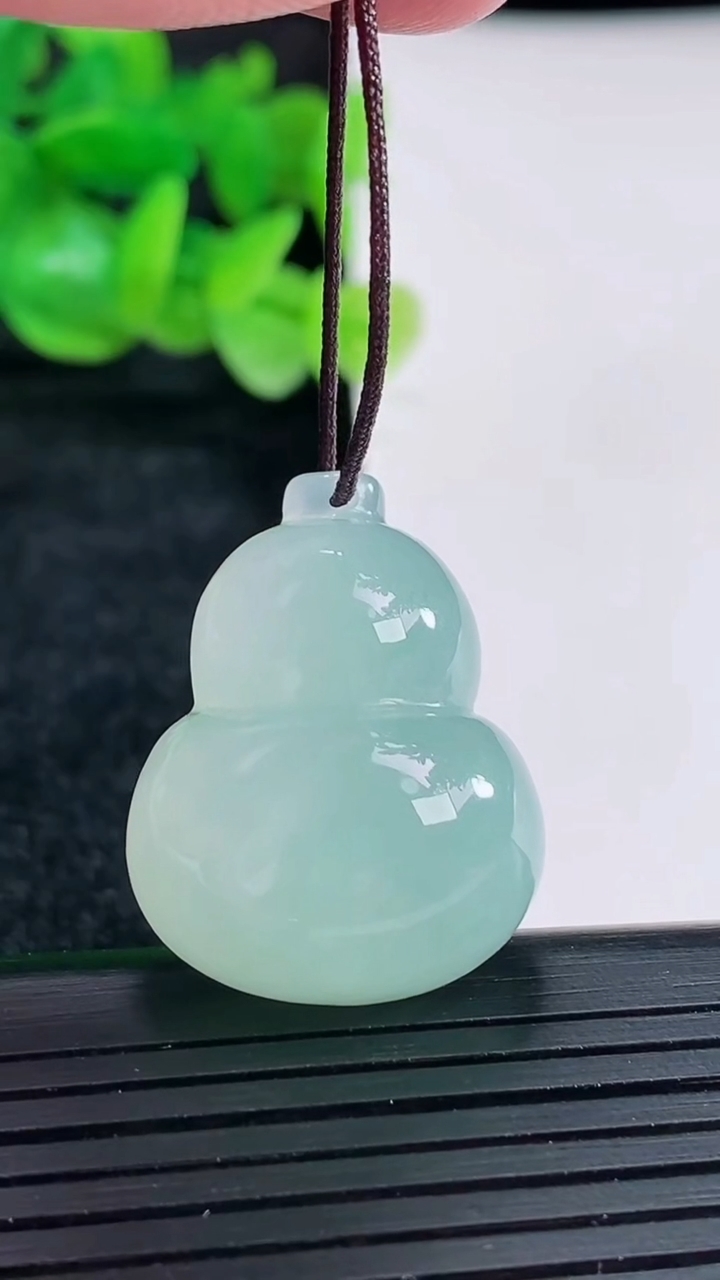 天然A货翡翠葫芦吊坠尺寸28-22-10.6重量:10.96g
4月17日