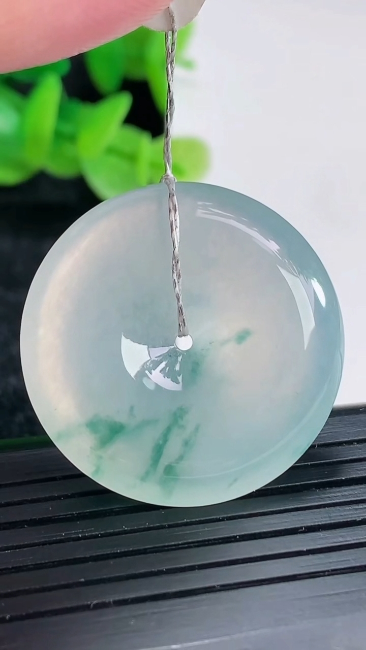 天然A货翡翠种飘花平安扣吊坠尺寸30-5.5重量:10.52g
4月17日