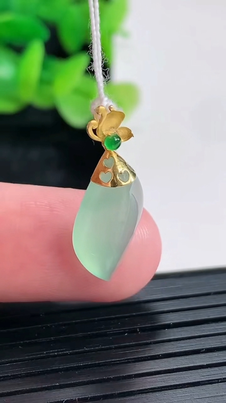 天然A货翡翠随形吊坠尺寸17.5-9.5-4.5重量:1.28g
4月17日