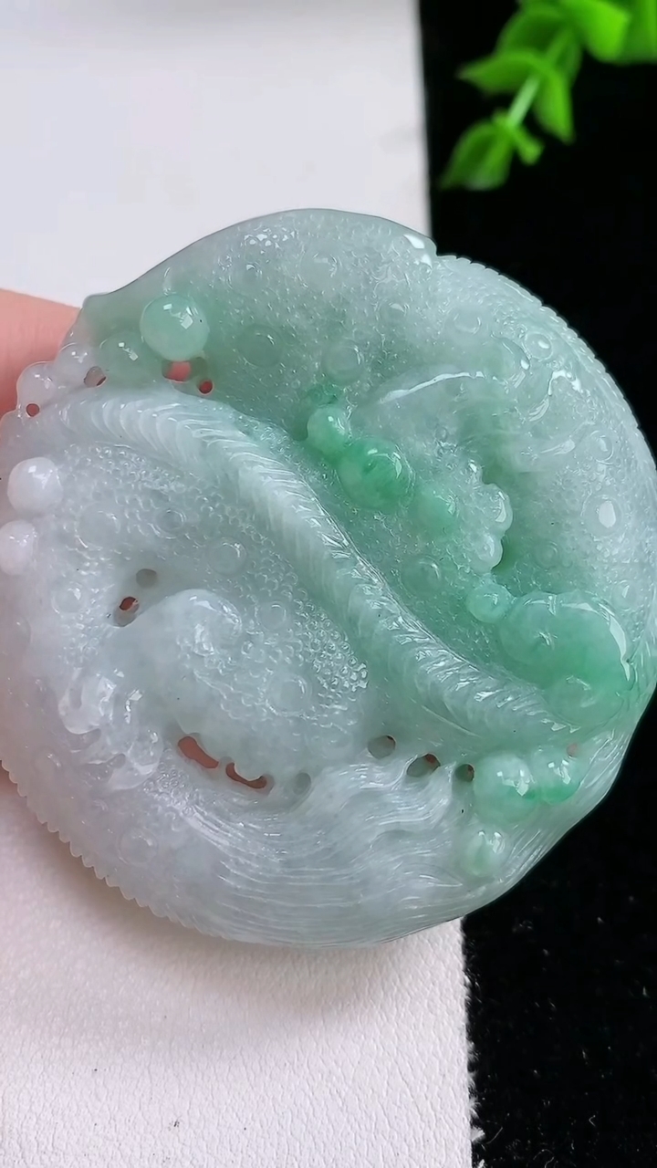 天然A货翡翠龙牌吊坠，尺寸55.1-13.2，重:61.15g
4月17日