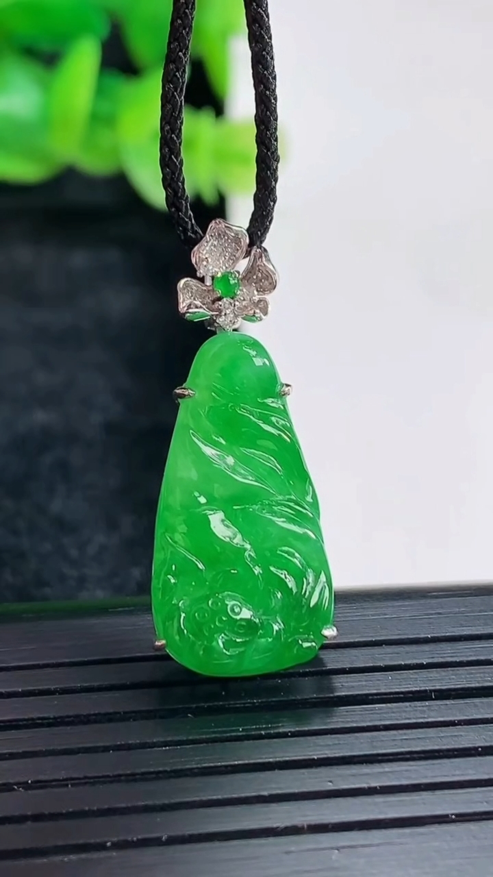 天然A货翡翠和和美美 荷叶鱼吊坠尺寸30-12.5-6.8，裸石22-12重量:3.70g
4月17